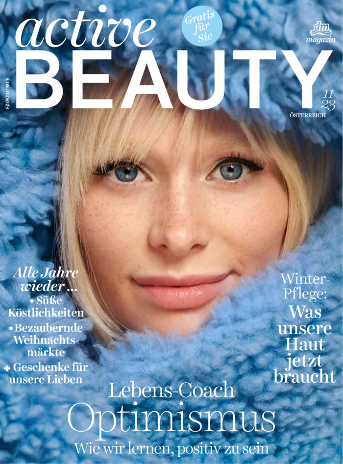 Cover der Novemberausgabe des Active Beauty Magazins von Dm. Aktuell darauf abgebildet ist eine blonde Frau, deren Gesicht in eine kuschelige hellblaue Decke eingewickelt ist. 