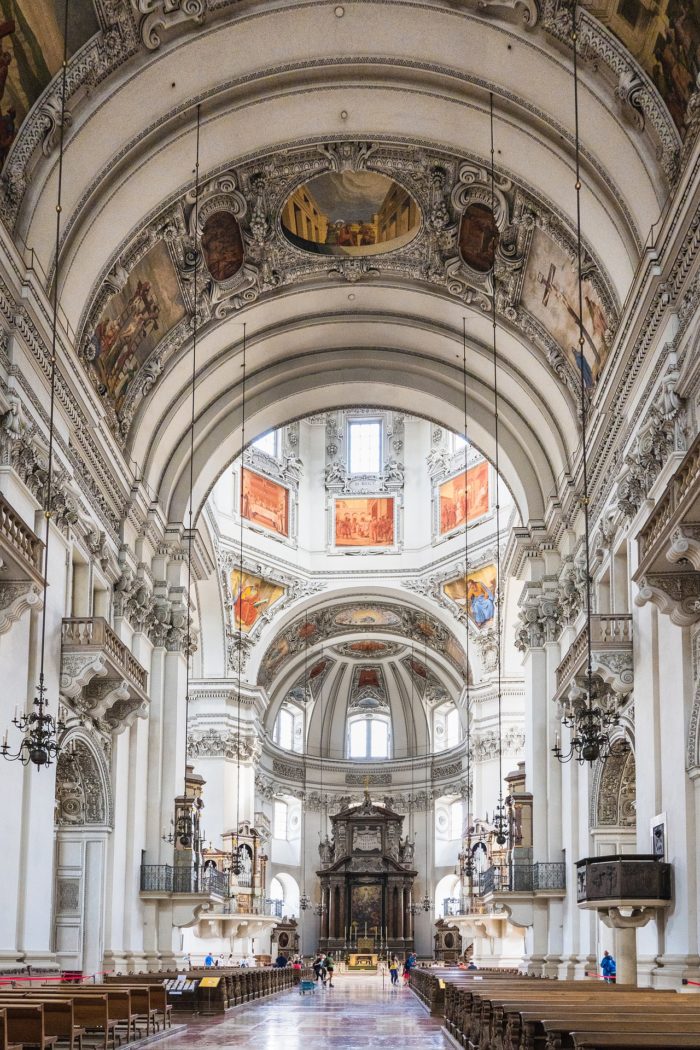 Blick in den Altarraum des Doms zu Salzburg